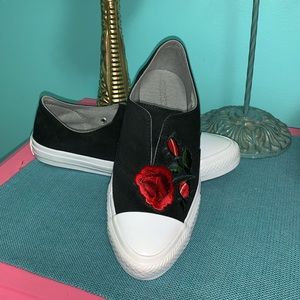 NWOT Rare, Rose patch Converse sneakers